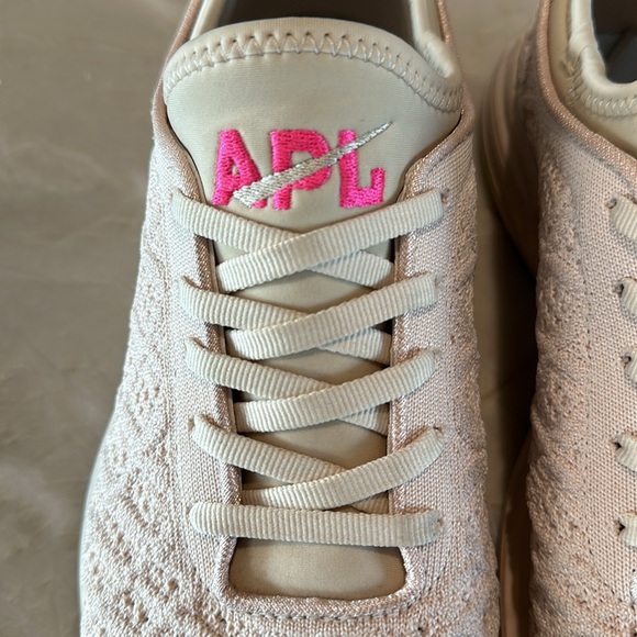 Barely worn womens APL size 8.5 in beige with pink APL accent - Picture 9 of 12